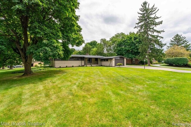 7011 White Pine Dr in Bloomfield Hills, MI - Building Photo - Building Photo