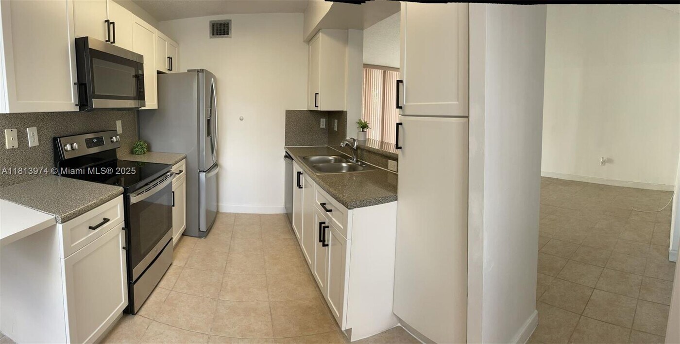 9762 NW 47th Terrace in Doral, FL - Building Photo