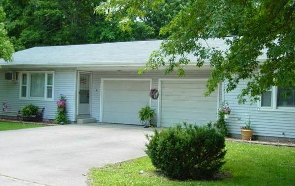 8 Income Duplexes 1 Location in Charleston, IL - Building Photo