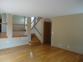 2 Hastings Ct in Lake In The Hills, IL - Building Photo - Building Photo