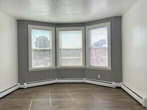 98 Blake St, Unit Apt 2 in Lewiston, ME - Building Photo - Building Photo