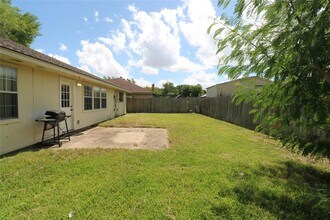 13011 Benford Dr in Houston, TX - Foto de edificio - Building Photo