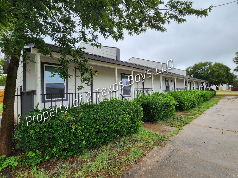 101 N Pecan St in Leonard, TX - Building Photo