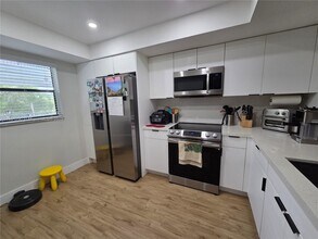 16171 Blatt Blvd in Weston, FL - Building Photo - Building Photo