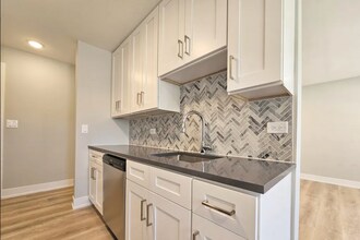 531 W Aldine Ave, Unit 312 in Chicago, IL - Building Photo - Building Photo