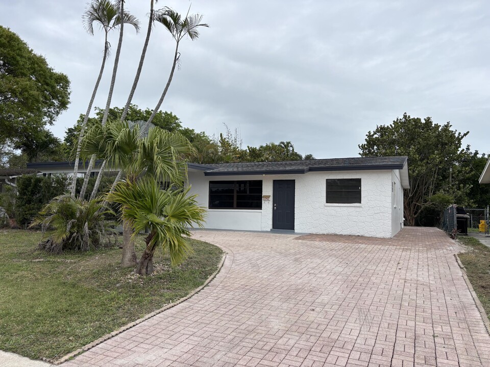 3747 Island Rd in Palm Beach Gardens, FL - Building Photo