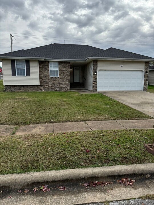 630 N Cottonwood Ave in Republic, MO - Building Photo