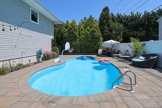 12 Barnum Ave in Plainview, NY - Building Photo - Building Photo