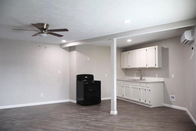 7515 Bayway Dr in Baytown, TX - Building Photo - Building Photo