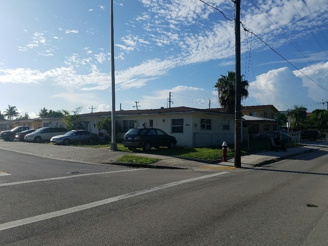 400 E 29th St in Hialeah, FL - Foto de edificio - Building Photo