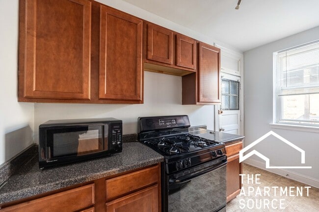 2004 W Jarvis Ave in Chicago, IL - Foto de edificio - Building Photo