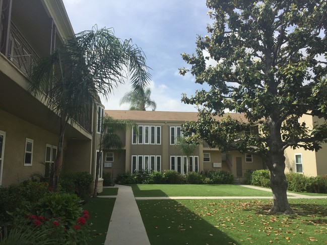 Baldwin Manor and Windsor Manor Apartments in Los Angeles, CA - Foto de edificio - Building Photo