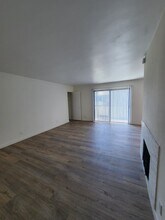 15128 Burbank Blvd, Unit 28-210 in Los Angeles, CA - Foto de edificio - Building Photo