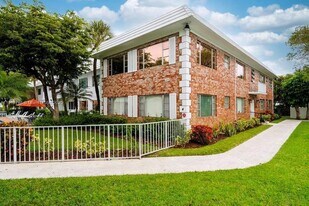 400 S Cypress Rd in Pompano Beach, FL - Building Photo