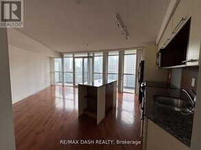 25 Carlton St. in Toronto, ON - Building Photo - Building Photo