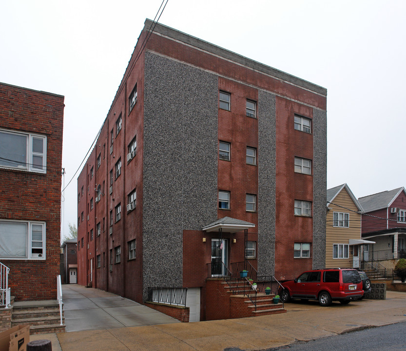 68-72 W 25th St in Bayonne, NJ - Building Photo