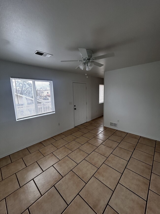 309 Columbia Dr SE, Unit B in Albuquerque, NM - Foto de edificio - Building Photo