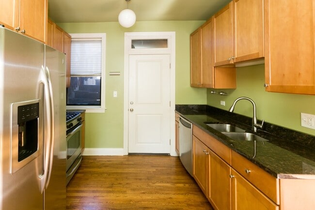 736 W Addison St, Unit A09W in Chicago, IL - Building Photo - Building Photo