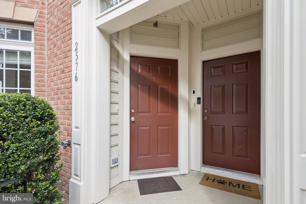 2576 Eastbourne Dr in Woodbridge, VA - Building Photo