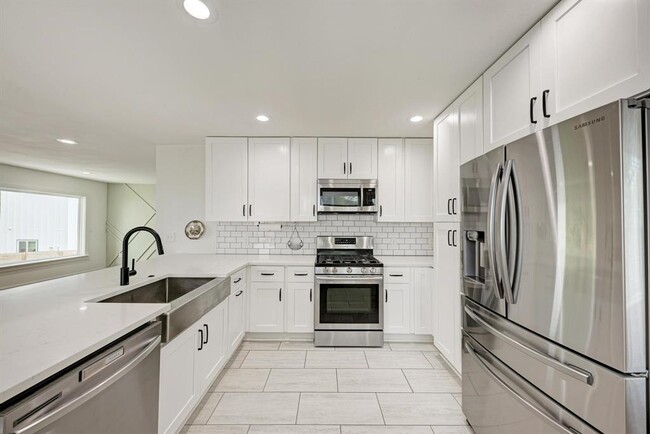property at 1703 Hillcrest Ln