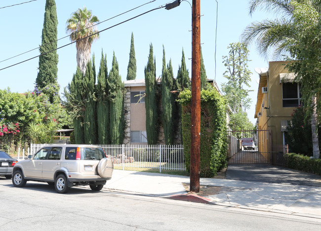 18611 Clark St in Tarzana, CA - Building Photo - Building Photo