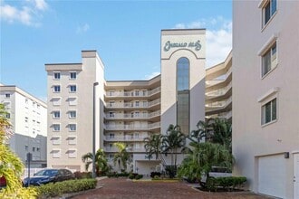 3400 Ocean Beach Blvd in Cocoa Beach, FL - Foto de edificio - Building Photo