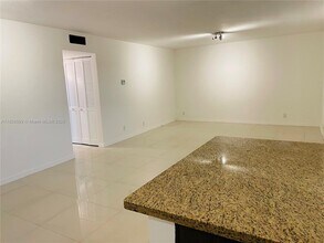 180 NE 12th Ave, Unit 11 E in Hallandale Beach, FL - Foto de edificio - Building Photo