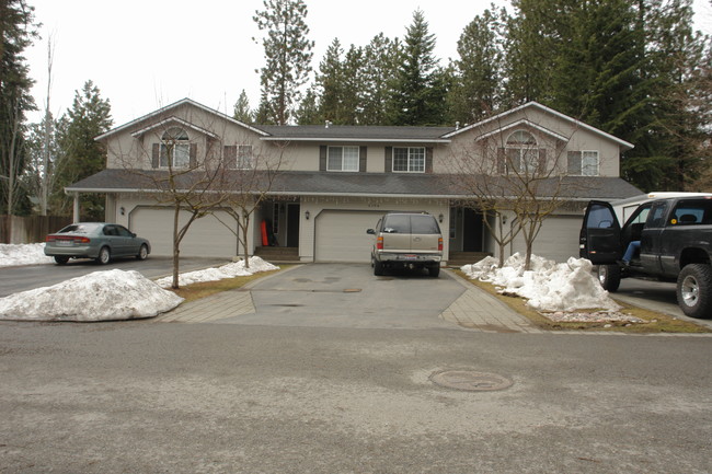 5196 N Pinegrove Dr in Coeur d'Alene, ID - Foto de edificio - Building Photo