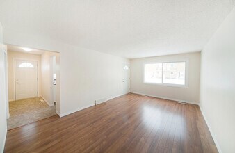 Elmwood Townhomes in Edmonton, AB - Building Photo - Building Photo