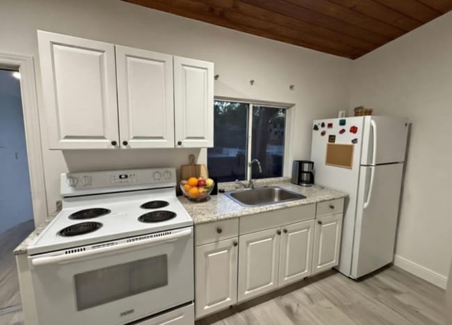 3033-3033 NW 15th St