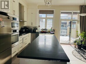 37 Carrville Woods Cir in Vaughan, ON - Building Photo - Building Photo