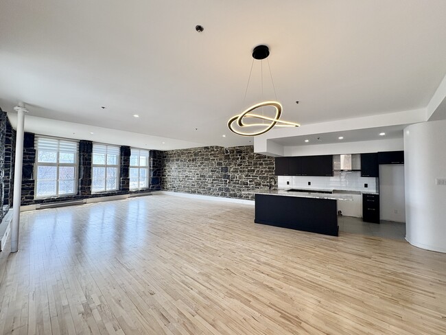 property at 36 Saint-Paul Rue E