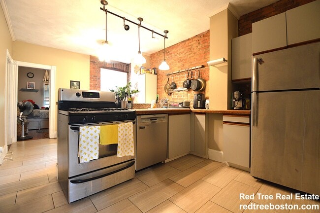 1793 Beacon St in Brookline, MA - Foto de edificio - Building Photo