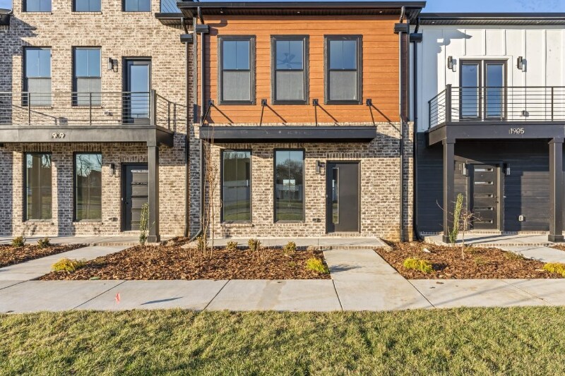 1365 Queenie Johns Dr in Murfreesboro, TN - Foto de edificio