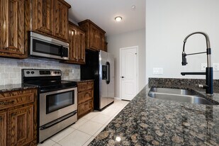 Presidential Shores in Conroe, TX - Building Photo
