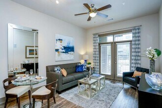 2033 S Gessner Rd in Houston, TX - Building Photo - Building Photo