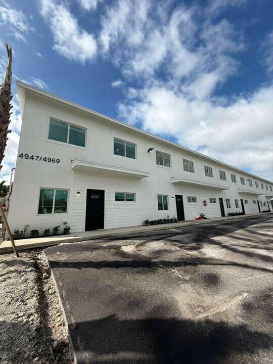 4965 Serafica Dr in Lake Worth Beach, FL - Building Photo