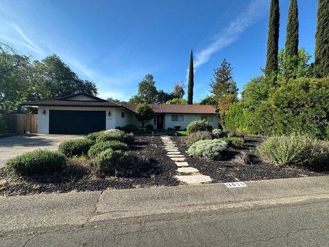 3615 Riverview Dr in Redding, CA - Building Photo - Building Photo