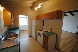 1243 106th Pl NE in Bellevue, WA - Building Photo - Building Photo