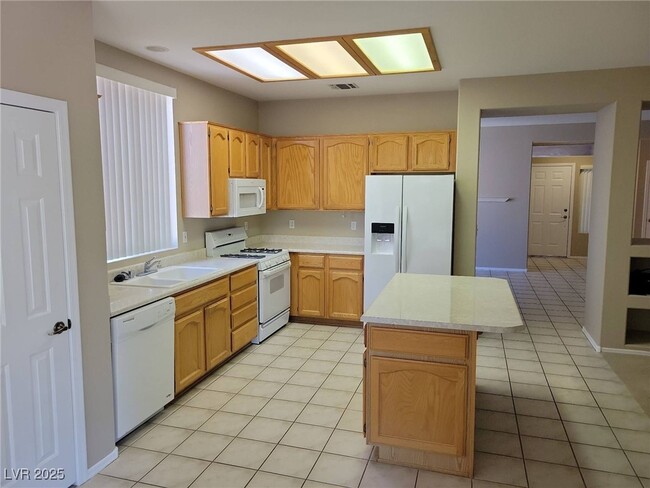 2106 Joy Creek Ln in Henderson, NV - Building Photo - Building Photo