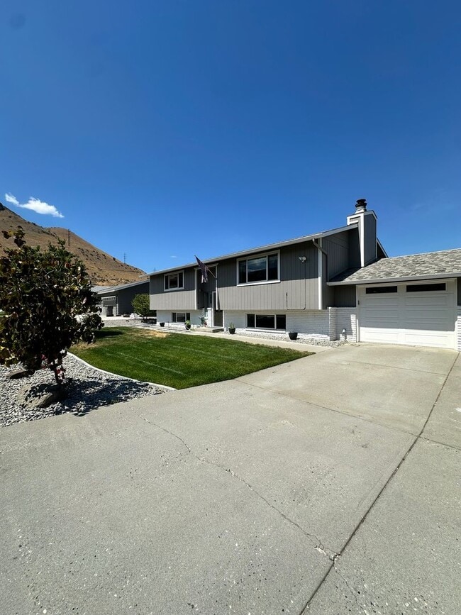 property at 1816 Castlerock Ave