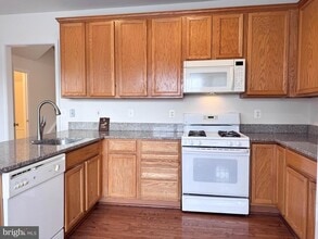 1682 White Oak Vista Dr in Silver Spring, MD - Building Photo - Building Photo