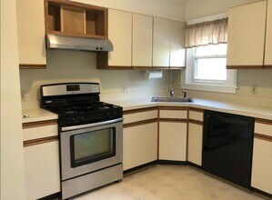 51-53 Wyman St, Unit 2 in Waban, MA - Foto de edificio - Building Photo