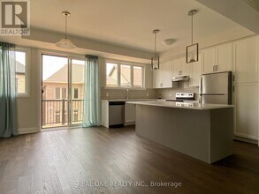 1490 Yellow Rose Cir in Oakville, ON - Building Photo - Building Photo