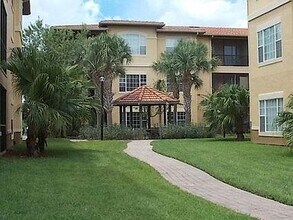 4323 Bayside Village Dr, Unit 107 in Tampa, FL - Foto de edificio - Building Photo