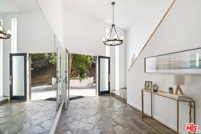 8155 Willow Glen Rd in Los Angeles, CA - Building Photo - Building Photo
