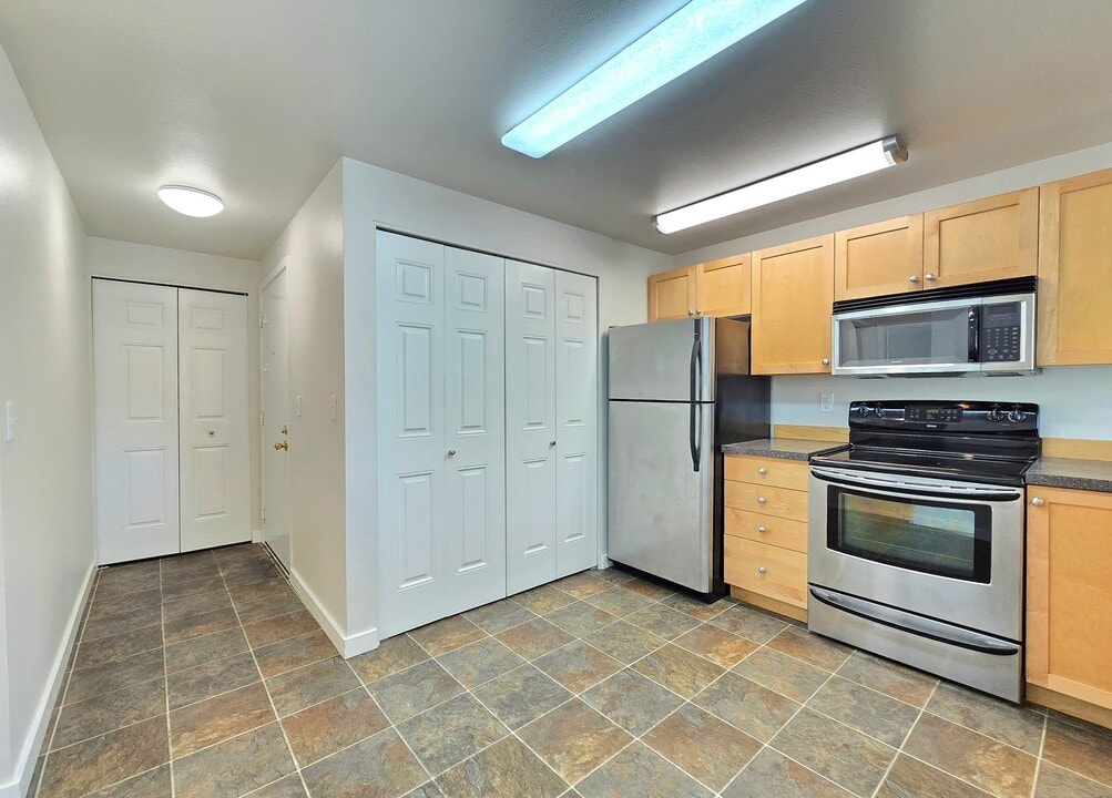 6700 NE 182nd St in Kenmore, WA - Building Photo