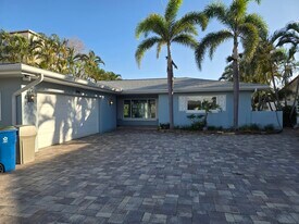 11140 5th St E in Treasure Island, FL - Building Photo