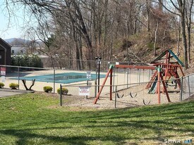 166 Old Brookfield Rd in Danbury, CT - Building Photo