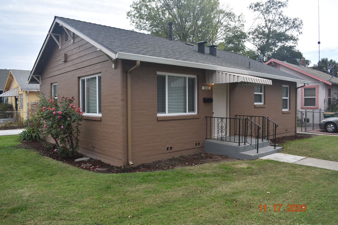 1342 Pinchot St in Stockton, CA - Foto de edificio